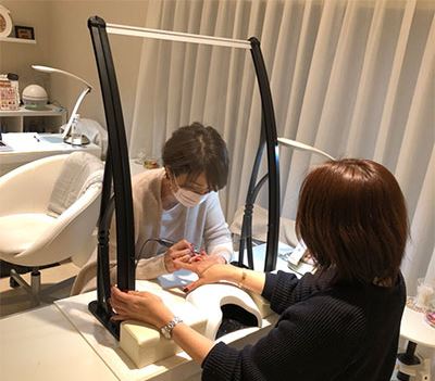 サロンの飛沫防止ガード