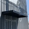 インダストリアルで無機質な庇がかっこよく、まわりからの目を惹くオーダーメイドの看板庇。店舗の名前を入れられるので、美容院、理容室、カットハウス、カフェ、バーに設置し集客アップ。名入れ庇でお店の認知度をあげましょう。